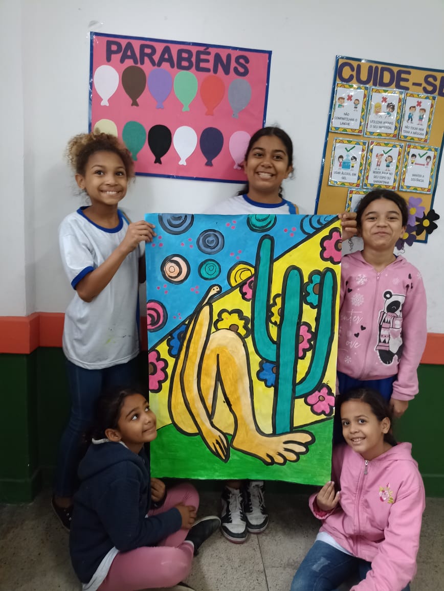 Grupo de meninas celebrando pintura do Abaporu